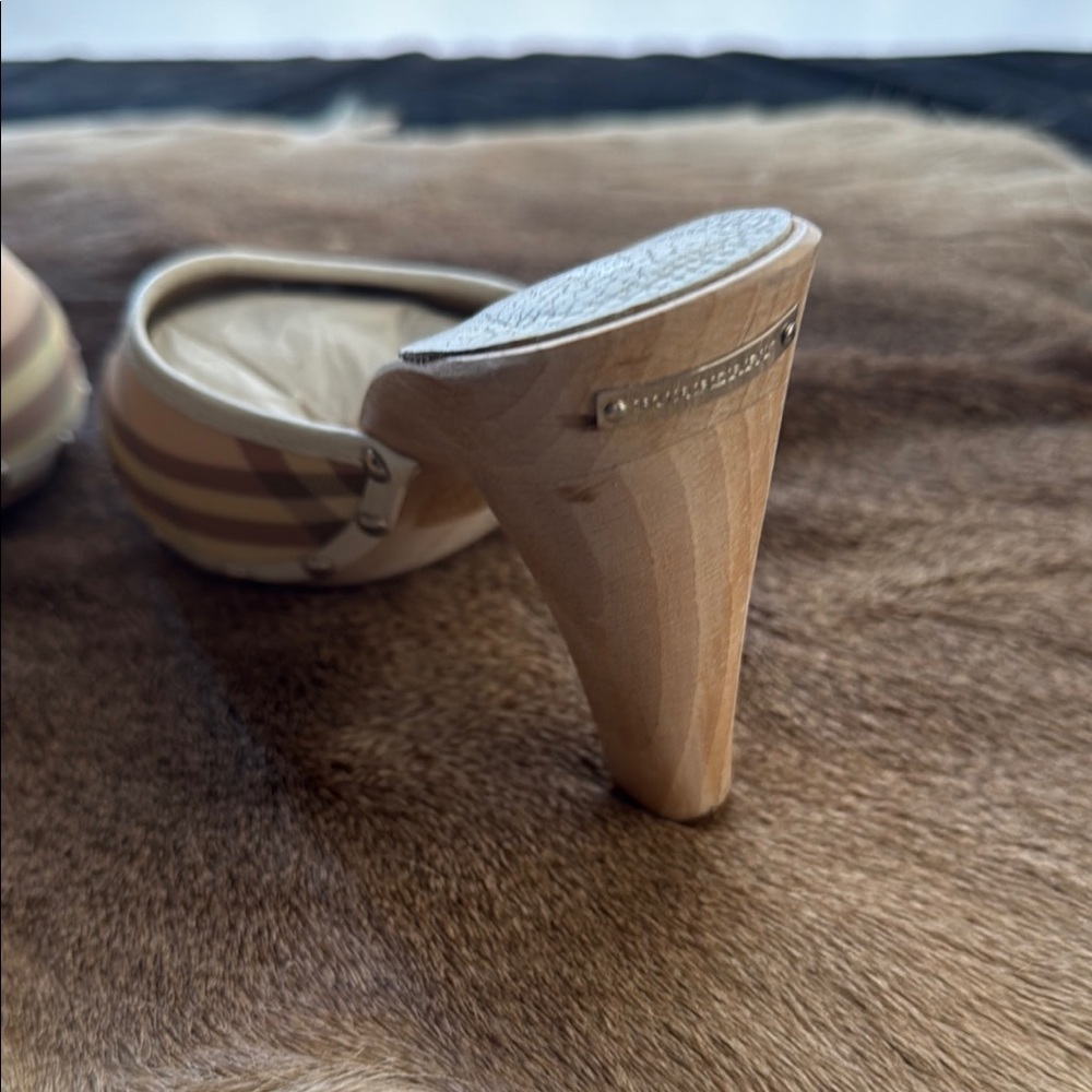 Burberry  Nova Cream and Tan Mules with Elegant Design - Picture 7 of 10